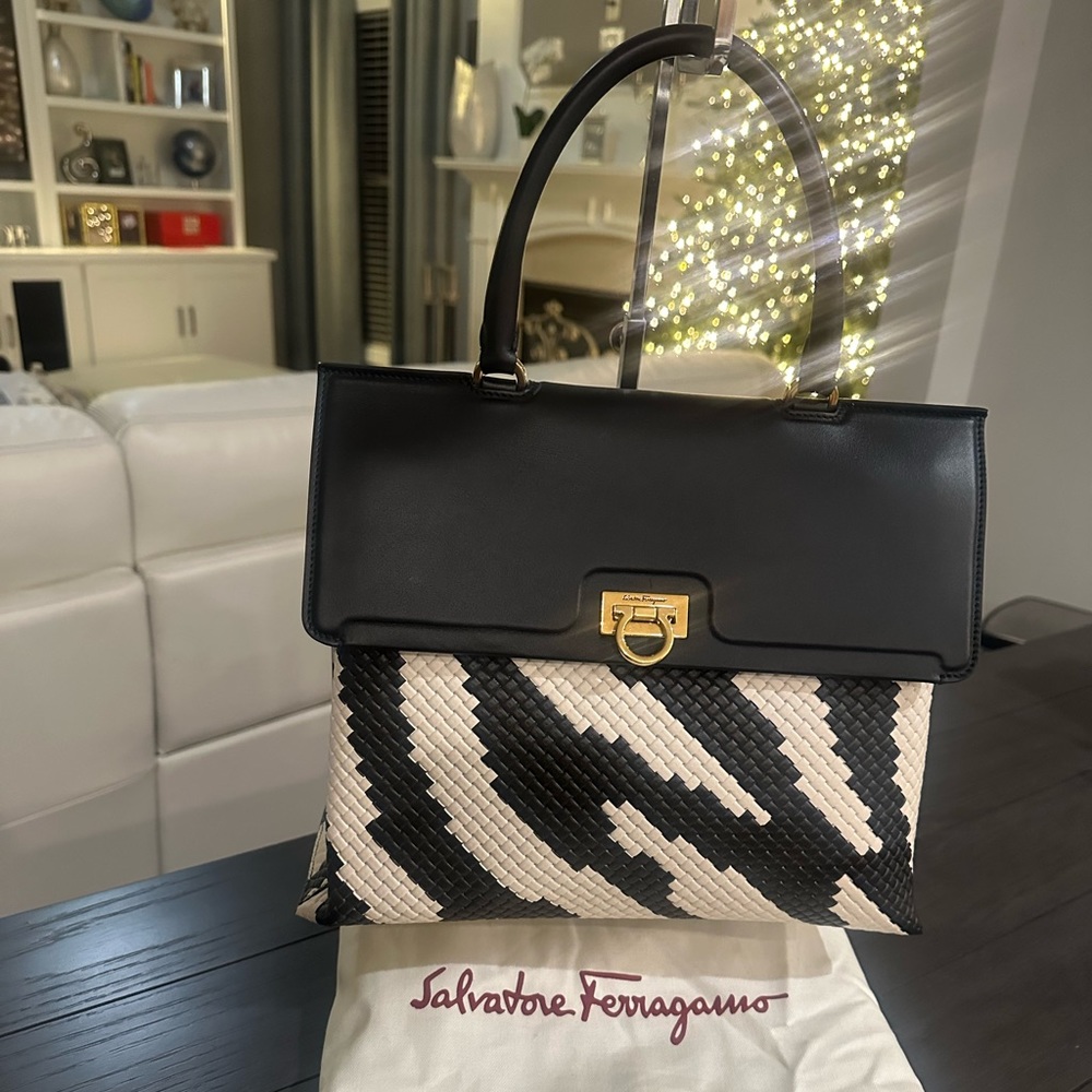 AUTHENTIC Salvatore Ferragamo Trifoluo Top Handle Bag Woven Leather Medium - Picture 11 of 16